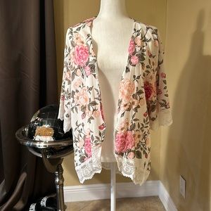 🆕NEW!🛍️Floral & Lace Kimono 🌸